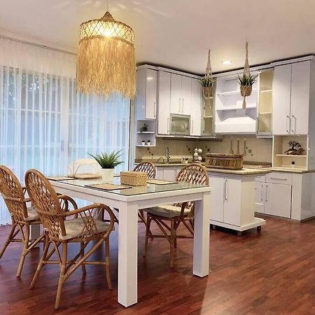 Tropical Villa By Villapedia Citaringgul Exterior foto