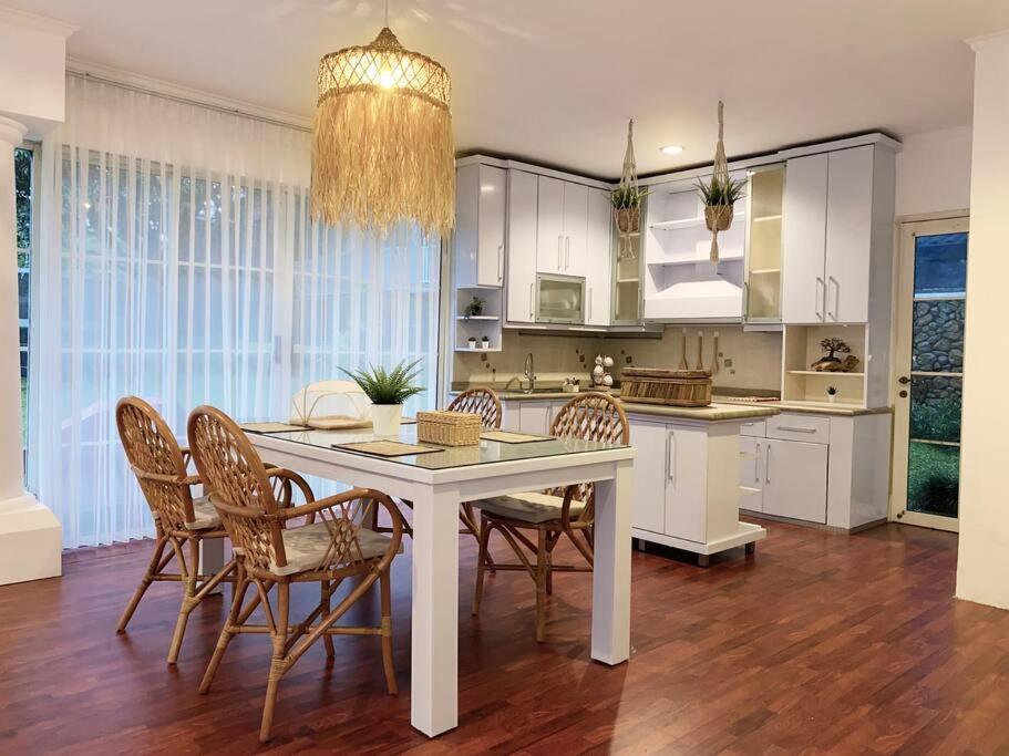 Tropical Villa By Villapedia Citaringgul Exterior foto